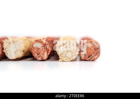 Bâtons à mâcher en cuir brut pour chiens, gros plan. Devant avec de multiples bâtonnets à mâcher aromatisés au poulet et au bœuf. Gâteries de santé dentaire pour chiens et comportemental en Banque D'Images