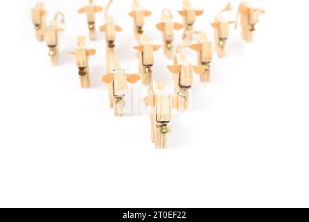 Vaches de bois marchant vers la caméra. Concept pour gagner, leadership, debout ensemble. Silhouettes de vache en bois fabriquées à la main avec des cloches en forme de flèche. Banque D'Images