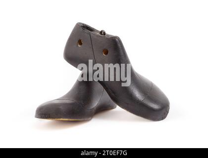 Chaussure vintage isolée forme enfant. Paire de moules à chaussures cordonnier en bois foncé pour les enfants. Utilisé par les fabricants de chaussures ou cordwainer pour la fabrication ou la rep Banque D'Images