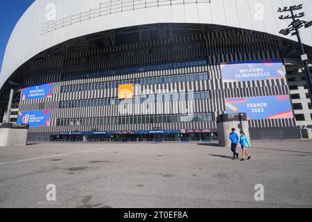 Marseille, France. 6 octobre 2023. Les piétons passent devant l'entrée du Stade Vélodrome de Marseille, l'une des 10 villes de France pour accueillir la coupe du monde de rugby. La 10e coupe du monde de Rugby 2023 se déroule en France du 8 septembre au 28 octobre 2023. Crédit amer ghazzal/Alamy Live News Banque D'Images