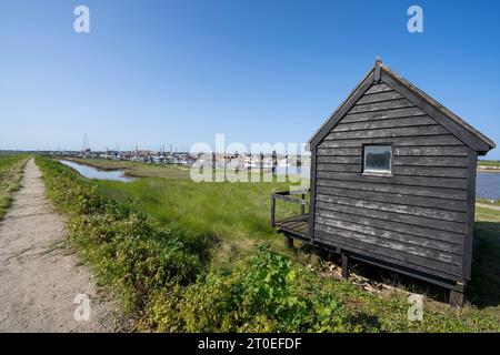 Le Ferry Hut et Southwold Harbour de Walberswick Suffolk Angleterre Royaume-Uni Banque D'Images