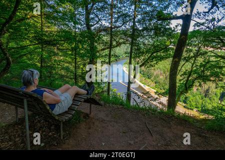 Vue sur l'écluse Mettlch, sentier de randonnée Saarschleife-Tafeltour, boucles de rêve Saar-Hunsrück, Mettlach, Saar, vallée de la Sarre, parc naturel Saar-Hunsrück, Sarre, Allemagne Banque D'Images