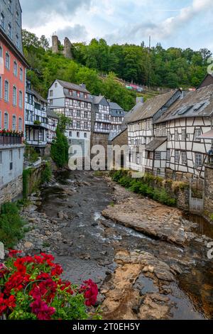 Maisons à colombages dans la vieille ville sur la Rur, Monschau, Eifel, Hautes Fagnes, Rhénanie du Nord-Westphalie, NRW, Allemagne Banque D'Images