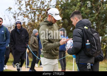 Kingsbarns Fife, Royaume-Uni. 06 octobre 2023. Au Dunhill Links Championship Gareth Bale signe quelques autographes (crédit photo : David Mollison/Alamy Live News Banque D'Images