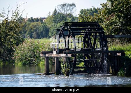 Roue de pelle à eau historique à la rivière Regnitz, Möhrendorf, Bavière, Allemagne Banque D'Images