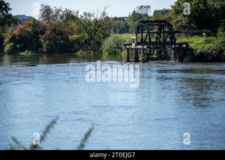 Roue de pelle à eau historique à la rivière Regnitz, Möhrendorf, Bavière, Allemagne Banque D'Images