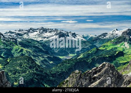 Paysage de montagne avec des sommets enneigés sur une journée d'été ensoleillée près de Lech. Lechquellengebirge, Vorarlberg, Autriche, Europe Banque D'Images