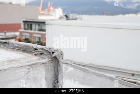 Joint d'angle d'une unité hvac avec réparation d'étanchéité sur une unité d'air d'appoint de toit plat ou une unité de toit emballée sur une strat résidentielle ou commerciale Banque D'Images