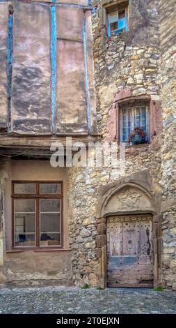 Entrée de maison de la Maison Lautier à Lagrasse. La maison a été construite au XVI siècle et est Monument Historique français. Plus beaux villages de France. Banque D'Images