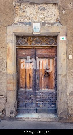 Porte d'entrée à Fabrezan. Construit au XIX siècle. Banque D'Images