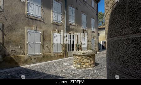 Fontaine d'eau à Fabrezan. Banque D'Images