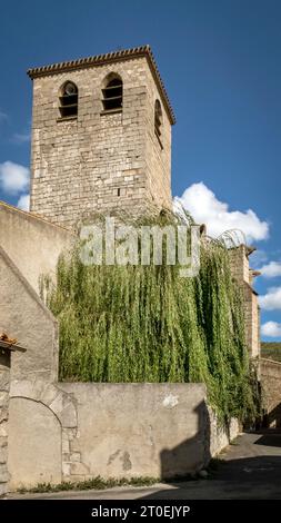 Tour de l'église paroissiale Saint Michel à Lagrasse. Construit au XIV siècle dans le style gothique. Monument historique. Plus beaux villages de France. Banque D'Images