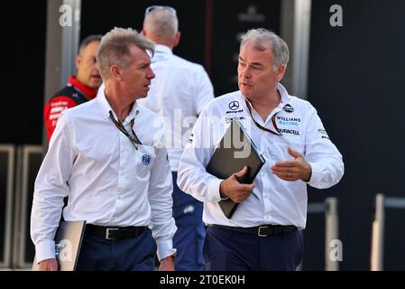 Doha, Qatar. 06 octobre 2023. Dave Redding (GBR) Williams Racing Team Manager (à droite). Championnat du monde de Formule 1, Rd 18, Grand Prix du Qatar, vendredi 6 octobre 2023. Doha, Qatar. Crédit : James Moy/Alamy Live News Banque D'Images