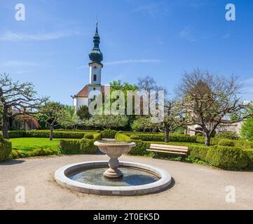 Church St. Josef avec jardin du château, Starnberg, Fünfseenland, haute-Bavière, Bavière, Allemagne, Europe Banque D'Images