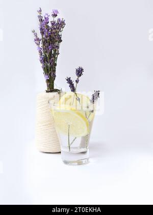 Maison Lemon Lavande Lemonade Glass Lavande bouquet fond blanc rafraîchissant Toning apaisant Detox Banque D'Images