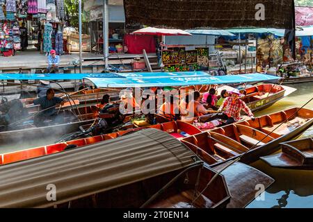 Bateaux avec touristes, marché flottant, Damnoen Saduak Floating Market, Ratchaburi, Bangkok, Thaïlande, Asie Banque D'Images