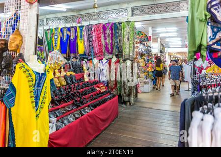 Bazar avec vêtements et souvenirs, marché flottant, marché flottant Damnoen Saduak, Ratchaburi, Bangkok, Thaïlande, Asie Banque D'Images