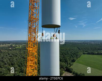 Dorsten, Rhénanie du Nord-Westphalie, Allemagne - Construction d'une éolienne, la première éolienne du parc éolien 'grosse Heide'. Un grand cran mobile Banque D'Images