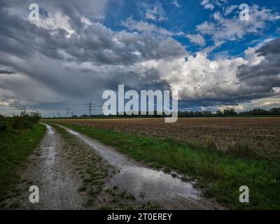 Front d'orage au réservoir du barrage Lech 22 entre Unterbergen et Königsbrunn Banque D'Images