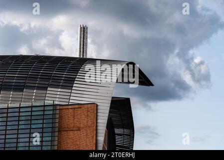 Londres, Royaume-Uni - 25 août 2023 : détail du toit métallique futuriste du Francis Crick Institute à St Pancras Banque D'Images