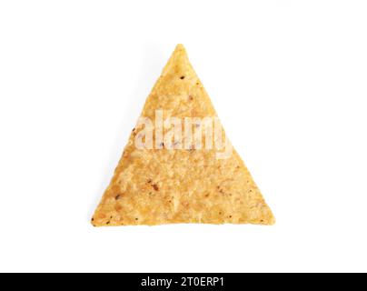 Chips tortilla ou chips nacho isolées. Vue de dessus d'une puce de maïs triangle jaune sur fond blanc. Snack salé mexicain utilisé pour l'apéritif avec des sals Banque D'Images