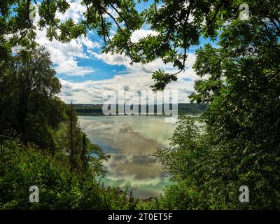 Vue Lech près de l'église d'Apfeldorf Banque D'Images