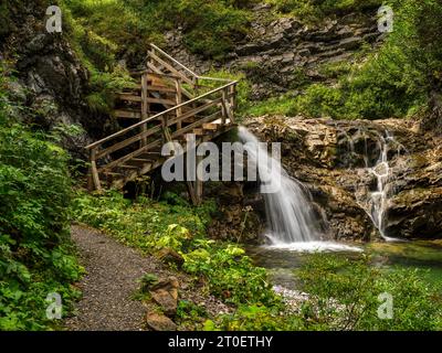 Sentier de randonnée le long du ruisseau Spullerbach au-dessus de Lech Banque D'Images