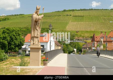 Vue sur le pont Markelsheim Tauber avec la statue de St. Kilian, Markelsheim, district de Bad Mergentheim, vallée de Tauber, Hohenlohe, Bade-Württemberg, Allemagne Banque D'Images