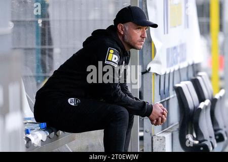 Sandhausen, Deutschland. 06 octobre 2023. Danny Galm (entraîneur, cheftrainer, SVS), Einzelbild, Einzelfoto, Aktion, action, 06.10.2023, Sandhausen (Deutschland), Fussball, 3. LES RÈGLEMENTS DE LA LIGA, SV SANDHAUSEN - SSV ULM 1846, DFB/DFL INTERDISENT TOUTE UTILISATION DE PHOTOGRAPHIES COMME SÉQUENCES D ' IMAGES ET/OU QUASI-VIDÉO. Crédit : dpa/Alamy Live News Banque D'Images