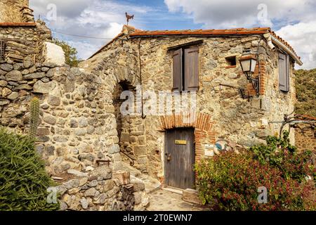 Maison dans la vieille ville de eus, Occitanie, France. Banque D'Images