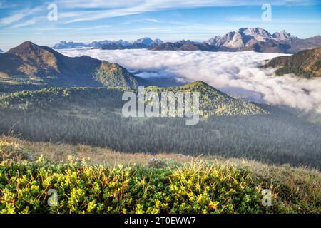 Italie, Vénétie, province de Belluno, vue d'en haut vers la crête de Padon et Marmolada, ci-dessous dans la vallée un tapis de nuages, Dolomites Banque D'Images