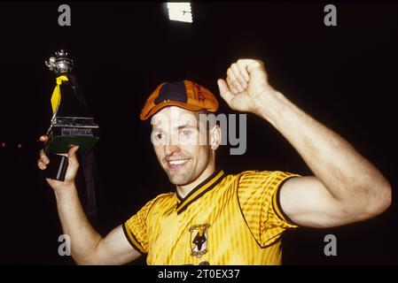 Wolves Steve Bull célèbre sa victoire au championnat de la 3e division après avoir tiré 2-2 avec Sheffield Utd à Molineux 9/5/89 Banque D'Images