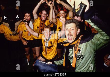 Les loups célèbrent la victoire du championnat de la 3e division après avoir tiré 2-2 avec Sheffield Utd à Molineux 9/5/89. Mick Gooding, Andy Mutch, Keith Downing, Steve Bull et Mark Kendall Banque D'Images