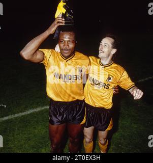 Wolves Floyd Streete et Nigel Vaughan célèbrent leur victoire au championnat de la 3e division après avoir tiré 2-2 avec Sheffield Utd à Molineux 9/5/89 Banque D'Images