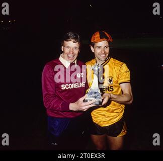 Les loups célèbrent la victoire du championnat de la 3e division après avoir tiré 2-2 avec Sheffield Utd à Molineux 9/5/89. Manager Graham Turner et Steve Bull Banque D'Images