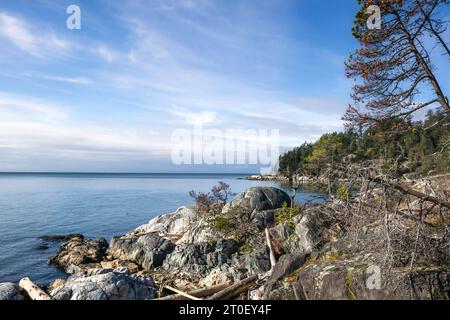 Panorama du paysage côtier par une journée ensoleillée. Paysage idyllique de la côte ouest canadienne avec océan pacifique, falaises rocheuses et arbres à feuilles persistantes. West Vancouver, Li Banque D'Images