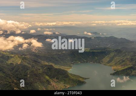 Vue sur le grand lac magnifique surpeuplé de grandes montagnes tout en passant au-dessus du Panama Banque D'Images