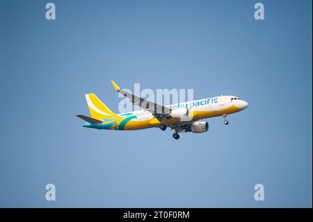 26.07.2023, Singapur, Republik Singapur, Asien - Ein Passagierflugzeug der philippinischen Fluggesellschaft Cebu Pacific Air vom Typ Airbus A320-200 mit der Registrierung RP-C4106 im Landeanflug auf den internationalen Flughafen Changi. Cebu Pacific ist eine Billigfluggesellschaft mit Sitz in Pasay City und Basis auf dem Flughafen Mactan-Cebu. *** 26 07 2023, Singapour, République de Singapour, Asie Un avion de transport de passagers de la compagnie aérienne philippine Cebu Pacific Air de type Airbus A320 200 immatriculé RP C4106 à l'approche de l'aéroport international de Changi Cebu Pacific est une compagnie aérienne low-cost basée Banque D'Images