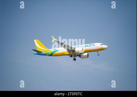 30.07.2023, Singapur, Republik Singapur, Asien - Ein Passagierflugzeug der philippinischen Fluggesellschaft Cebu Pacific Air vom Typ Airbus A320-200 Neo mit der Registrierung RP-C4158 im Landeanflug auf den internationalen Flughafen Changi. Cebu Pacific ist eine Billigfluggesellschaft mit Sitz in Pasay City und Basis auf dem Flughafen Mactan-Cebu. *** 30 07 2023, Singapour, République de Singapour, Asie Un avion de transport de passagers de la compagnie aérienne philippine Cebu Pacific Air de type Airbus A320 200 Neo immatriculé RP C4158 à l'approche de l'aéroport international de Changi Cebu Pacific est un avion low-cost Banque D'Images