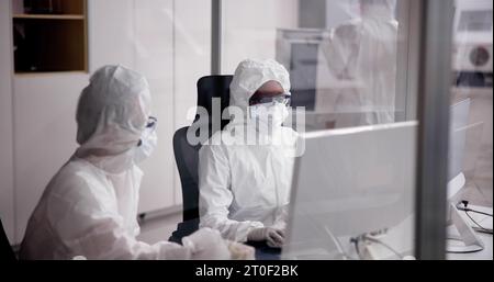 Ingénieur utilisant la technologie logicielle dans les installations de l'usine Banque D'Images
