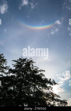 Arc-en-ciel inversé coloré haut dans le ciel. Phénomène optique appelé arc circumzénithal. Banque D'Images