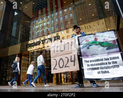 New York, États-Unis. 06 octobre 2023. Les piétons passent devant la Trump Tower sur la Cinquième Avenue le vendredi 6 octobre 2023 à New York. Un procès pour fraude civile devant la Cour suprême de l'État, intenté en septembre dernier par le procureur général de New York, Letitia James, accuse Trump, ses fils aînés et son entreprise familiale de gonfler la valeur nette de Trump de plus de 2 milliards de dollars en surévaluant son portefeuille immobilier. Photo de John Angelillo/UPI crédit : UPI/Alamy Live News Banque D'Images