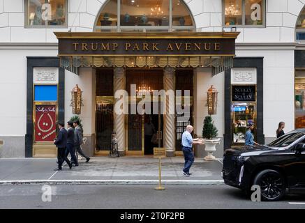 New York, États-Unis. 06 octobre 2023. Trump Park Avenue se trouve au 502 Park Ave le vendredi 6 octobre 2023 à New York. Un procès pour fraude civile devant la Cour suprême de l'État, intenté en septembre dernier par le procureur général de New York, Letitia James, accuse Trump, ses fils aînés et son entreprise familiale de gonfler la valeur nette de Trump de plus de 2 milliards de dollars en surévaluant son portefeuille immobilier. Photo de John Angelillo/UPI crédit : UPI/Alamy Live News Banque D'Images