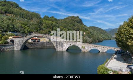 Le pont des Diables sur la rivière Serchio, Toscane, Italie. Banque D'Images