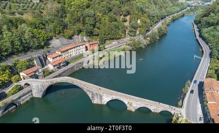 Le pont des Diables sur la rivière Serchio, Toscane, Italie. Banque D'Images