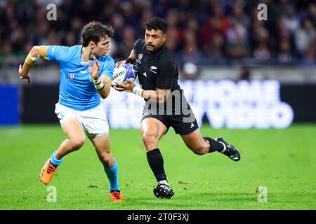 Felipe Etcheverry #10 d'Uruguay et Richie Mo'unga #10 de Nouvelle-Zélande lors de la coupe du monde de rugby Pool Un match entre la Nouvelle-Zélande et l'Uruguay au Stade de Lyon le 05 octobre 2023 à Lyon, France. Photo Baptiste Paquot/ABACAPRESS.COM crédit : Abaca Press/Alamy Live News Banque D'Images