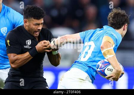 Richie Mo'unga #10 de Nouvelle-Zélande et Felipe Etcheverry #10 de l'Uruguay lors de la coupe du monde de rugby Pool Un match entre la Nouvelle-Zélande et l'Uruguay au Stade de Lyon le 05 octobre 2023 à Lyon, France. Photo Baptiste Paquot/ABACAPRESS.COM crédit : Abaca Press/Alamy Live News Banque D'Images