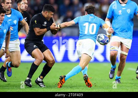 Richie Mo'unga #10 de Nouvelle-Zélande et Felipe Etcheverry #10 de l'Uruguay lors de la coupe du monde de rugby Pool Un match entre la Nouvelle-Zélande et l'Uruguay au Stade de Lyon le 05 octobre 2023 à Lyon, France. Photo Baptiste Paquot/ABACAPRESS.COM crédit : Abaca Press/Alamy Live News Banque D'Images