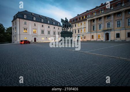 Weimar im Bundesland Thüringen Platz der Demokratie mit der Herzogin Anna Amalia Bibliothek sowie der Hochschule für Musik Franz Liszt - 06.10.2023 Weimar *** Weimar dans l'État fédéral de Thuringe place de la démocratie avec la Bibliothèque de la Duchesse Anna Amalia et l'École de musique Franz Liszt 06 10 2023 Weimar crédit : Imago/Alamy Live News Banque D'Images