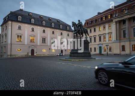 Weimar im Bundesland Thüringen Platz der Demokratie mit der Herzogin Anna Amalia Bibliothek sowie der Hochschule für Musik Franz Liszt - 06.10.2023 Weimar *** Weimar dans l'État fédéral de Thuringe place de la démocratie avec la Bibliothèque de la Duchesse Anna Amalia et l'École de musique Franz Liszt 06 10 2023 Weimar crédit : Imago/Alamy Live News Banque D'Images